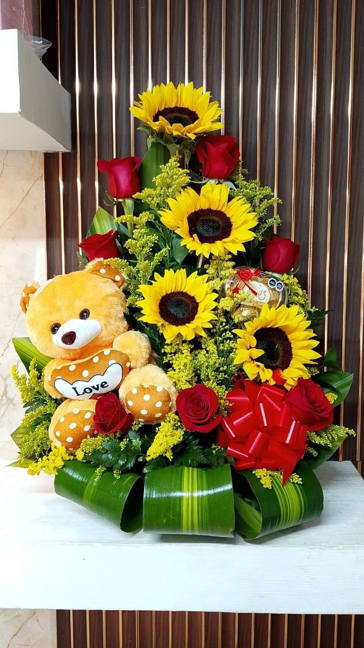 Arreglo Estilo Pino con Girasoles, Rosas, Chocolates y Peluche