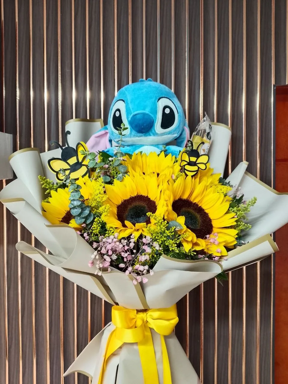 Arreglo Tipo Buchón de Girasoles con Ferrero Rocher