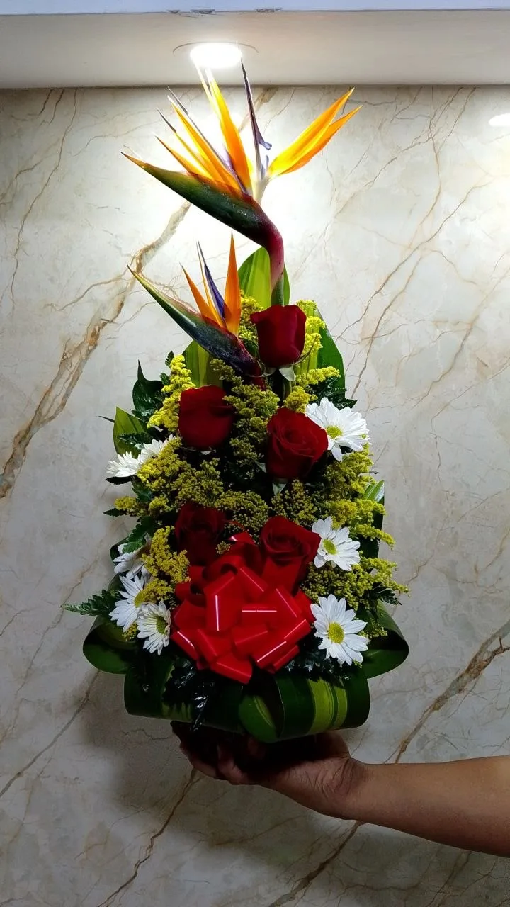 Arreglo Estilo Pino con Rosas y Aves del Paraíso