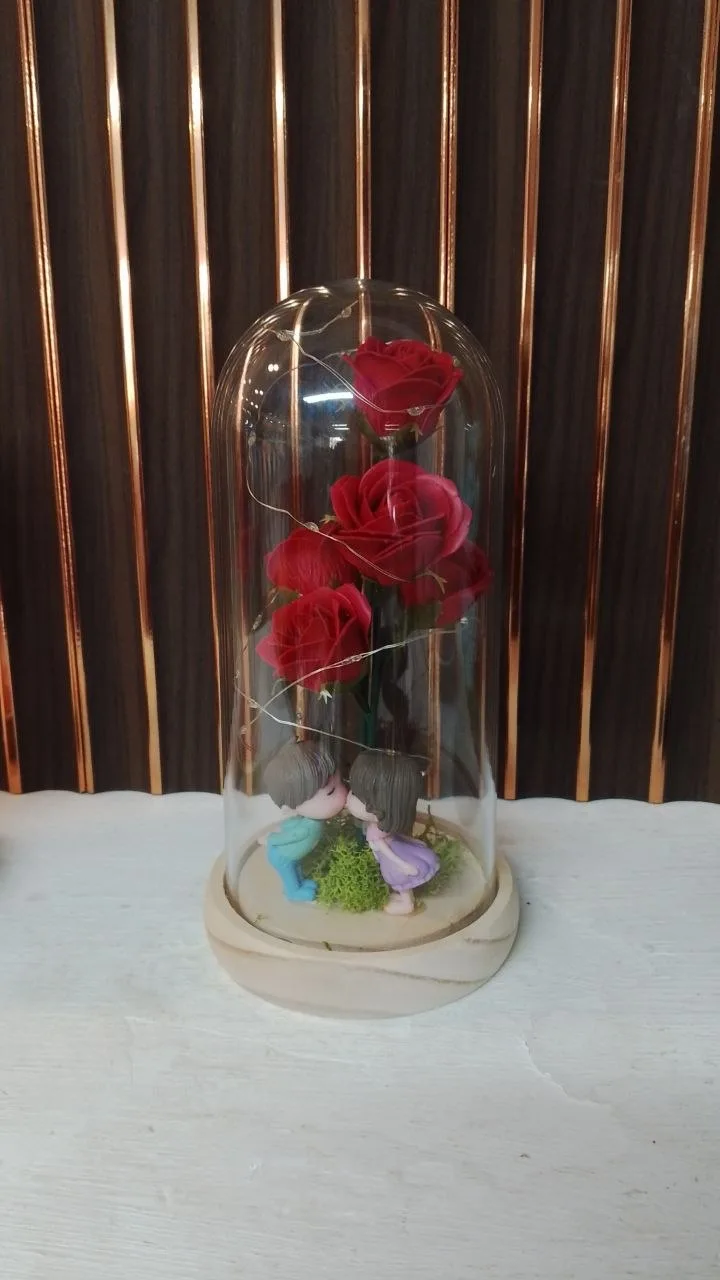 Rosa Artificial Encapsulada con Pareja de Novios y Luces LED