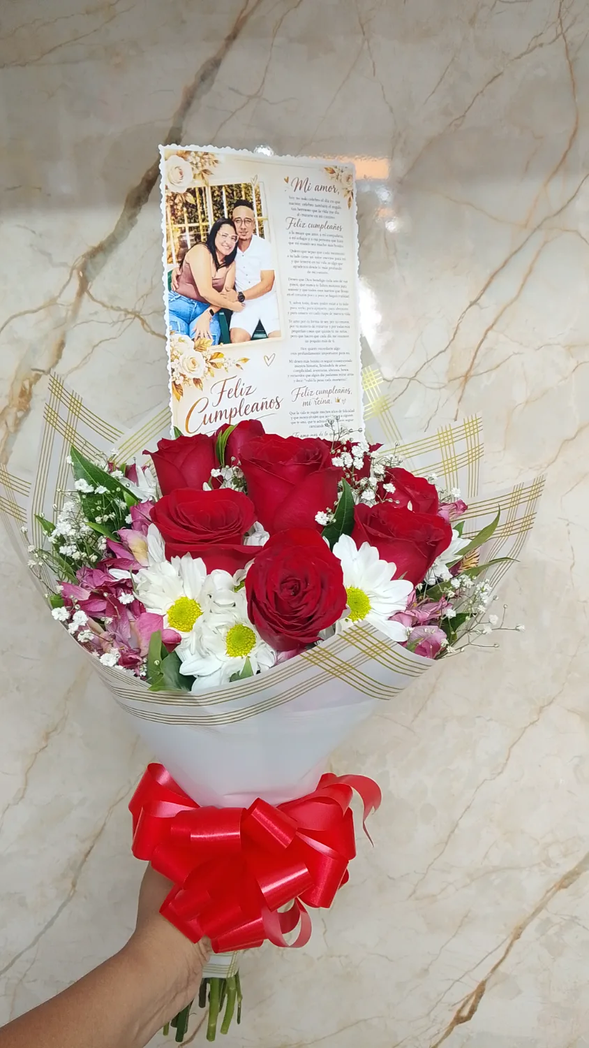 Arreglo tipo buchón en rosas y tarjeta personalizada